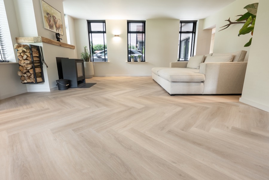 Walvisgraat PVC-vloer in licht eiken met houtkachel (Floer Orka)