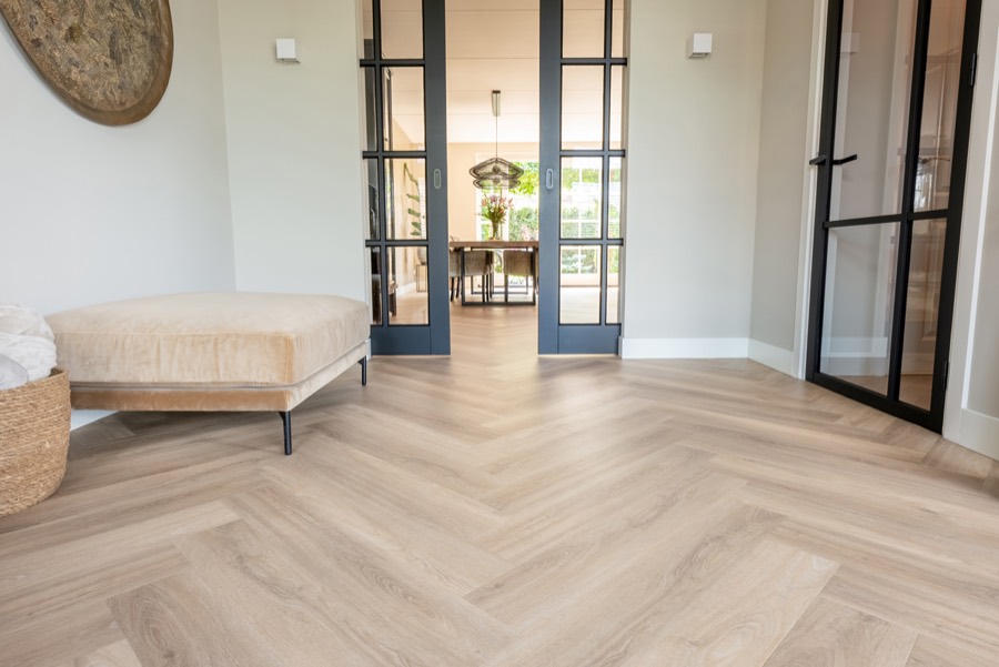 Visgraat PVC-vloer in licht eiken met stalen binnendeuren