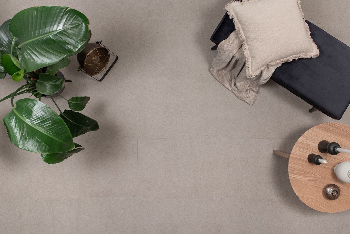 Betonlook PVC-tegels in greige, van boven gezien