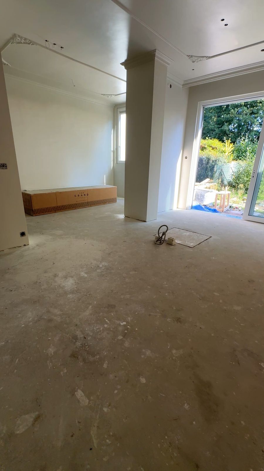 Kale dekvloer vóór het egaliseren en leggen, woonkamer tuindeuren, Leidschendam