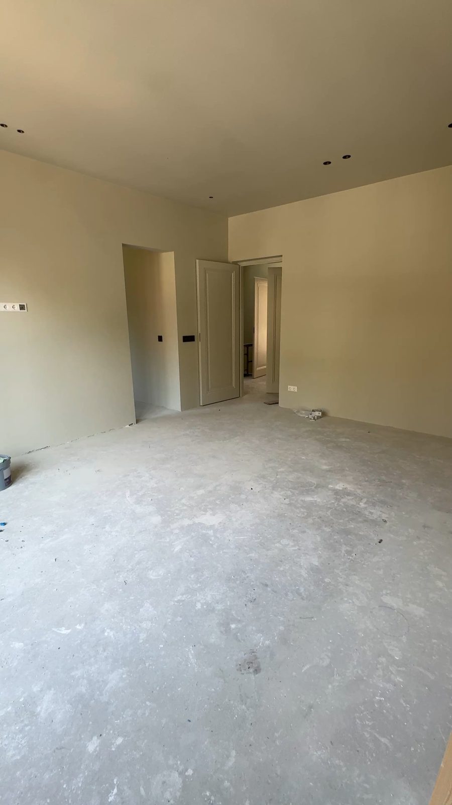 Kale dekvloer vóór het egaliseren en leggen, kamer, Leidschendam