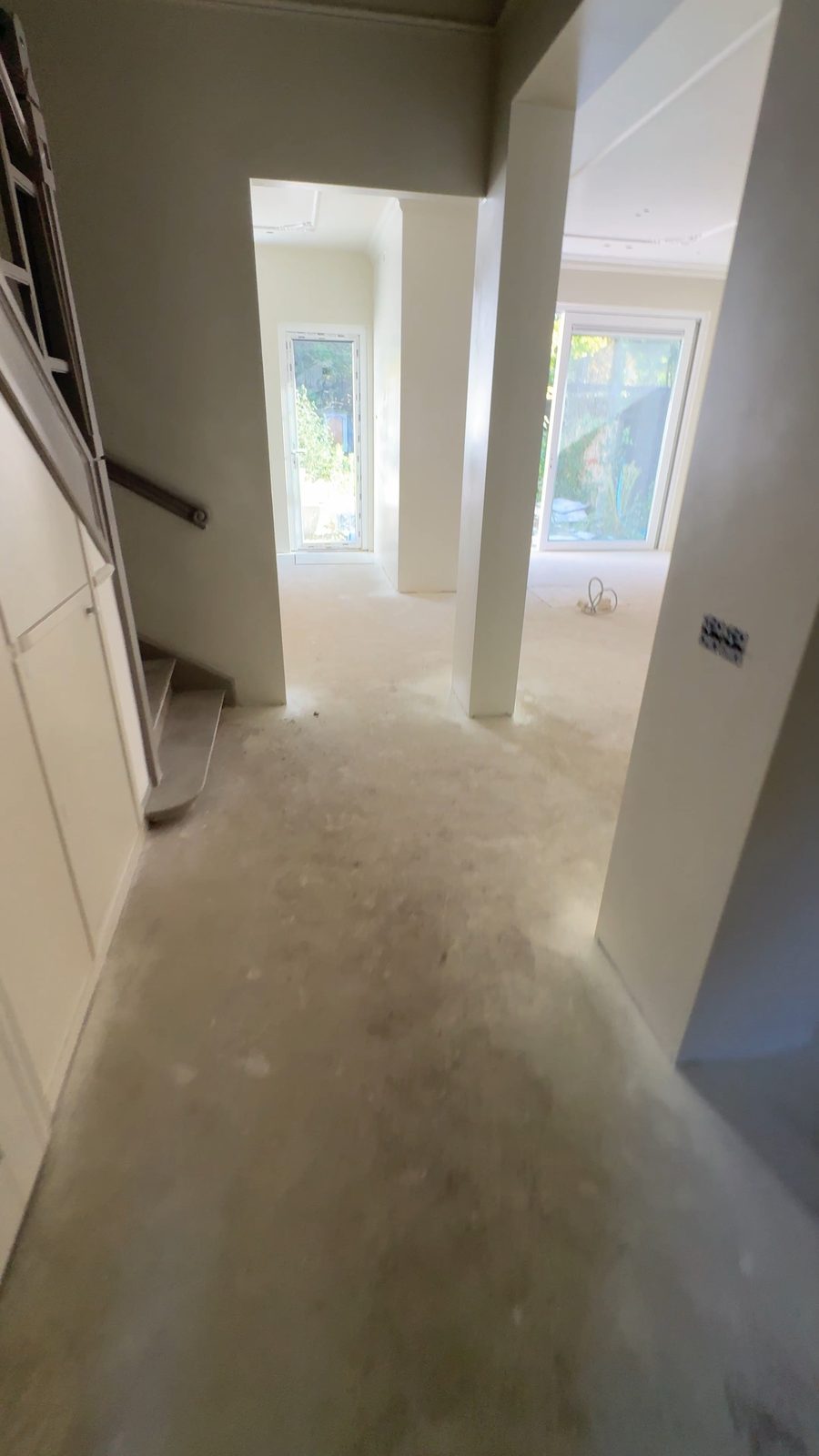 Kale dekvloer vóór het egaliseren en leggen, hal trap, Leidschendam